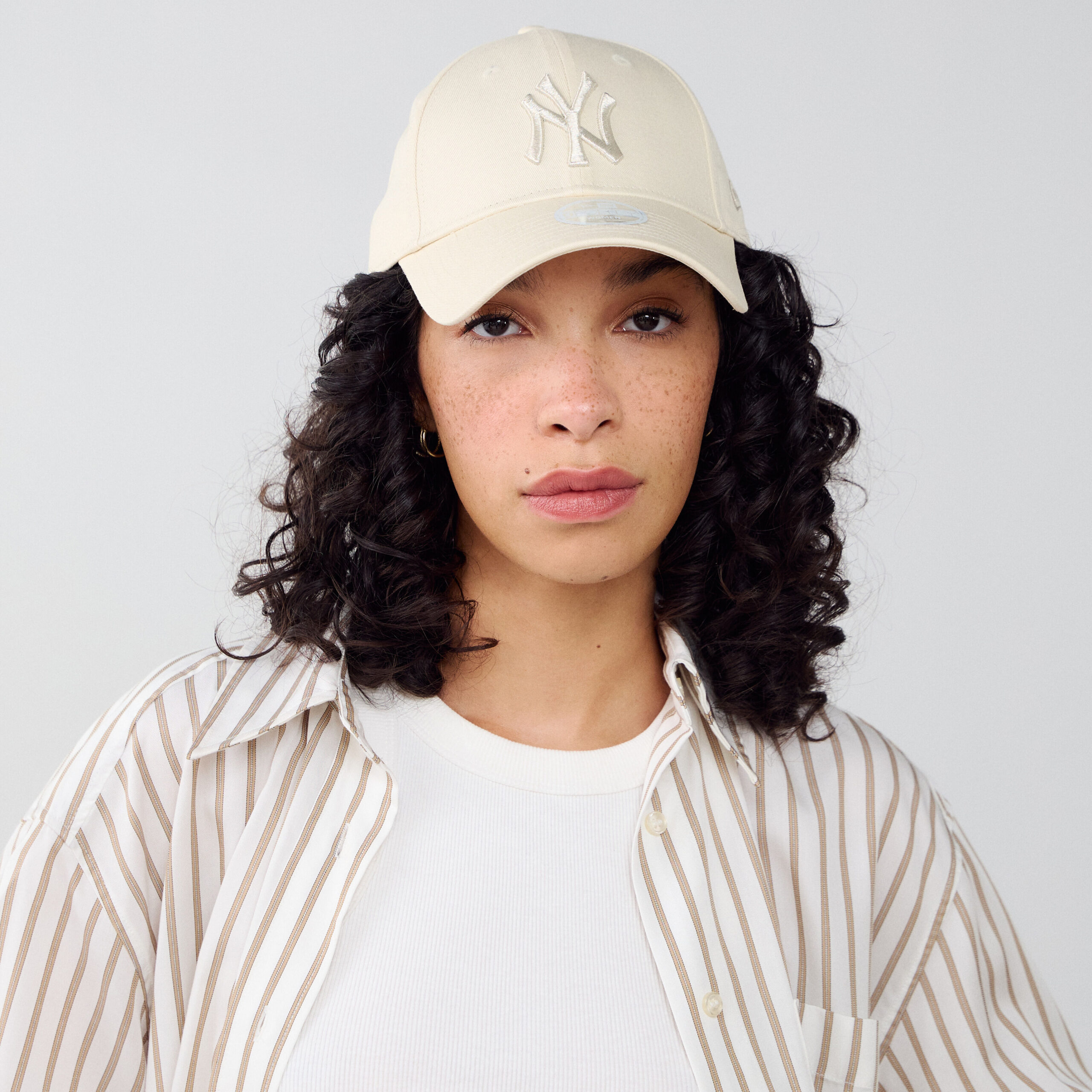 gorra-beige-mujer-617qvv-1.jpg