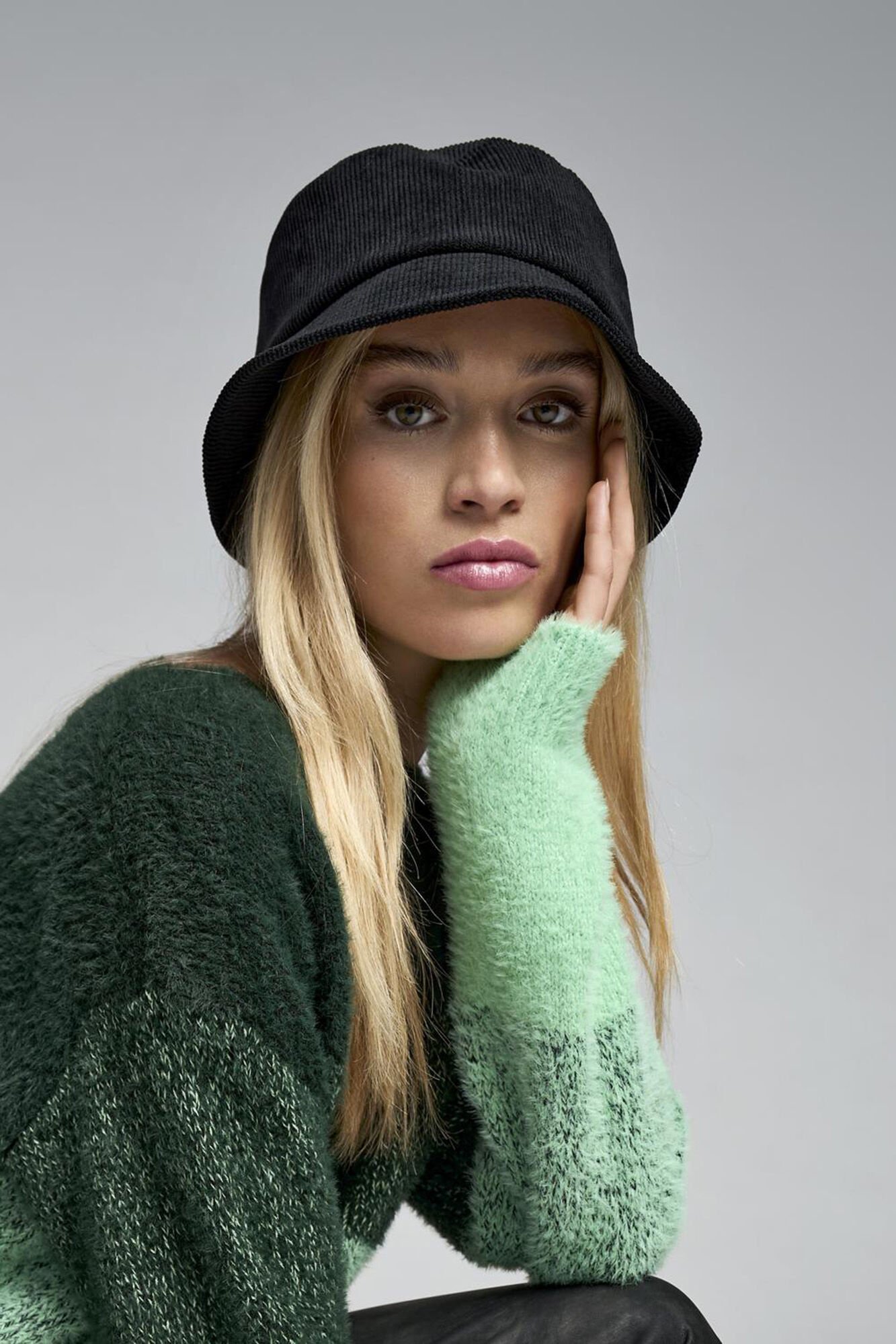 gorro-bucket-mujer-748nle-1.jpg