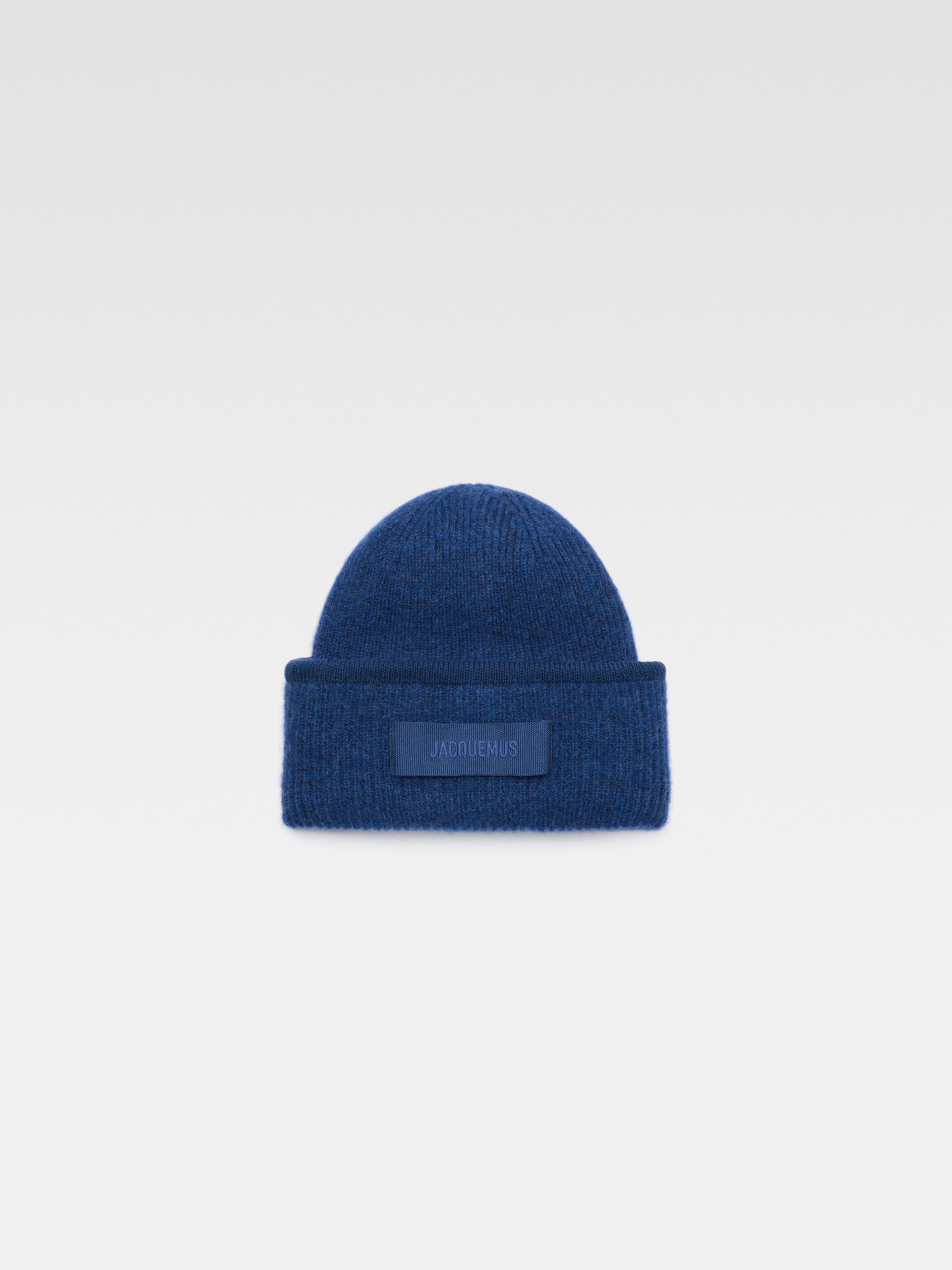 jacquemus-gorro-302uwp-1.jpg