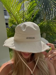 jacquemus-gorro-526imq-1.jpg